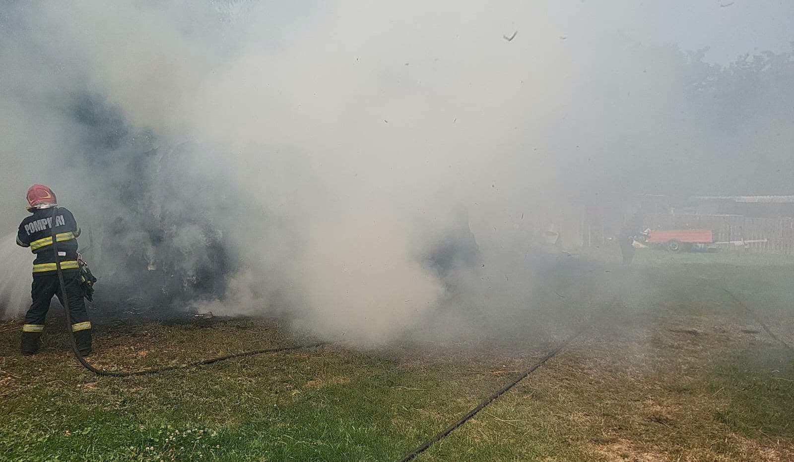 Peste 30 de tone de furaje au ars în Botoșani, în plină caniculă. ISU spune că incendiul ar fi pornit de la efectul de lupă