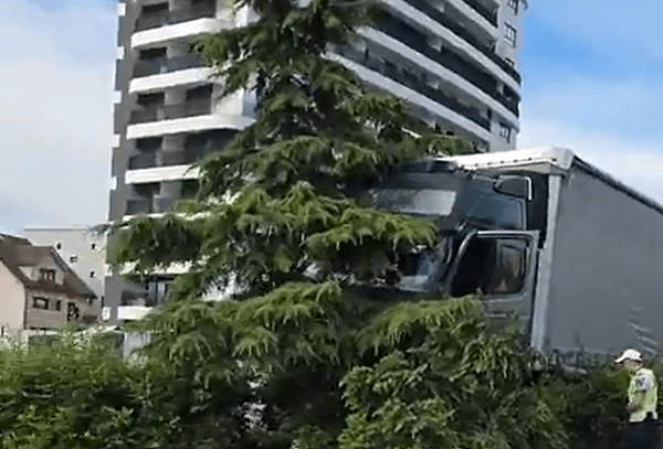 VIDEO- Carambol grav în Constanța: Un șofer de TIR a lovit mai multe mașini, a rănit opt oameni și a fugit de la locul faptei