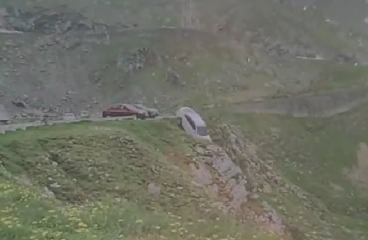 Un turist a rămas fără maşină, pe Transfăgărăşan. Fascinat de privelişte, a făcut o greşeală care l-a costat scump