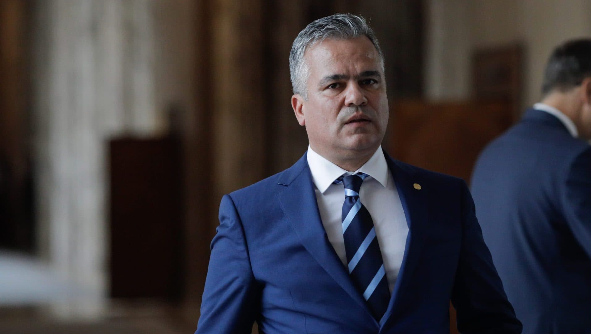 Surse: Votul pentru Guvernul Veștea ar putea fi amânat. PNL câștigă timp pentru excluderea lui Adrian Veștea. Cum îi poate salva AUR mandatul