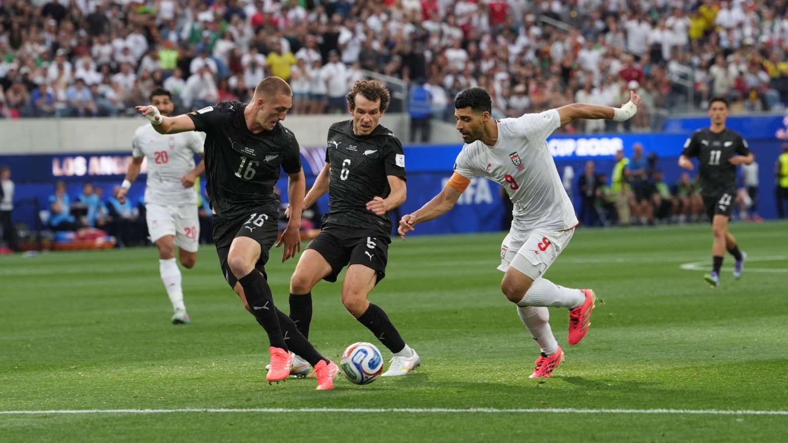 Cupa Mondială 2026. Iranul a făcut un meci spectaculos cu Noua Zeelandă (2-2). Opozanții regimului de la Teheran au protestat în fața stadionului