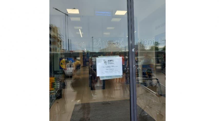 (FOTO/VIDEO) Insecte vii în patiserie și produse stricate pe rafturi. Cel mai tranzitat Lidl din Năvodari, închis și amendat