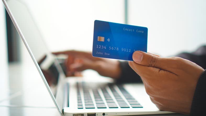 Ce bănci din România oferă credite de nevoi personale 100% digitale: aplicare, aprobare, semnare și virare online