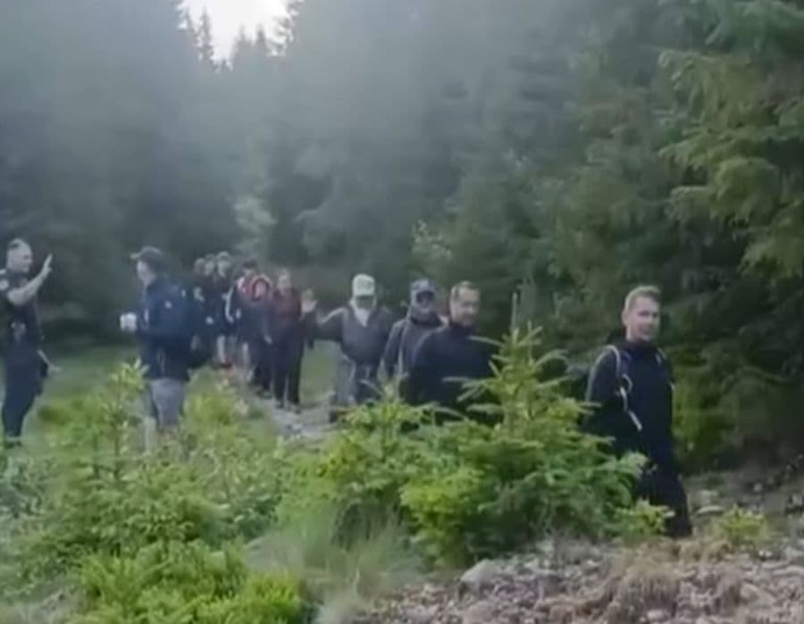 37 de turişti polonezi, coborâţi de pe munte sub escorta jandarmilor, din cauza unei ursoaice cu pui