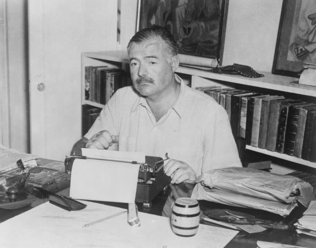 Ritualurile de lucru ale marilor scriitori: obiceiurile lui Hemingway, Hugo și Murakami