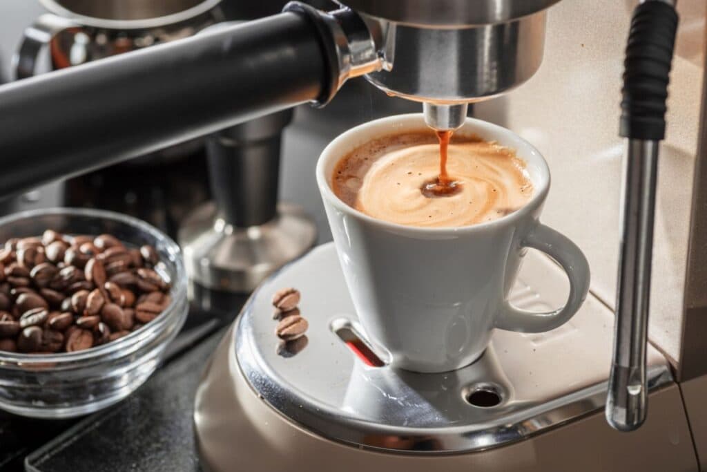 Aparat de cafea automat vs. manual: avantaje și dezavantaje (P)