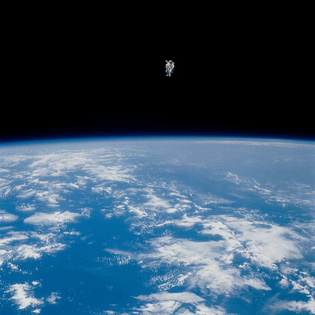 În 1984, un astronaut NASA a zburat nelegat pentru a captura un satelit. De ce a fost nevoie de această manevră extremă?