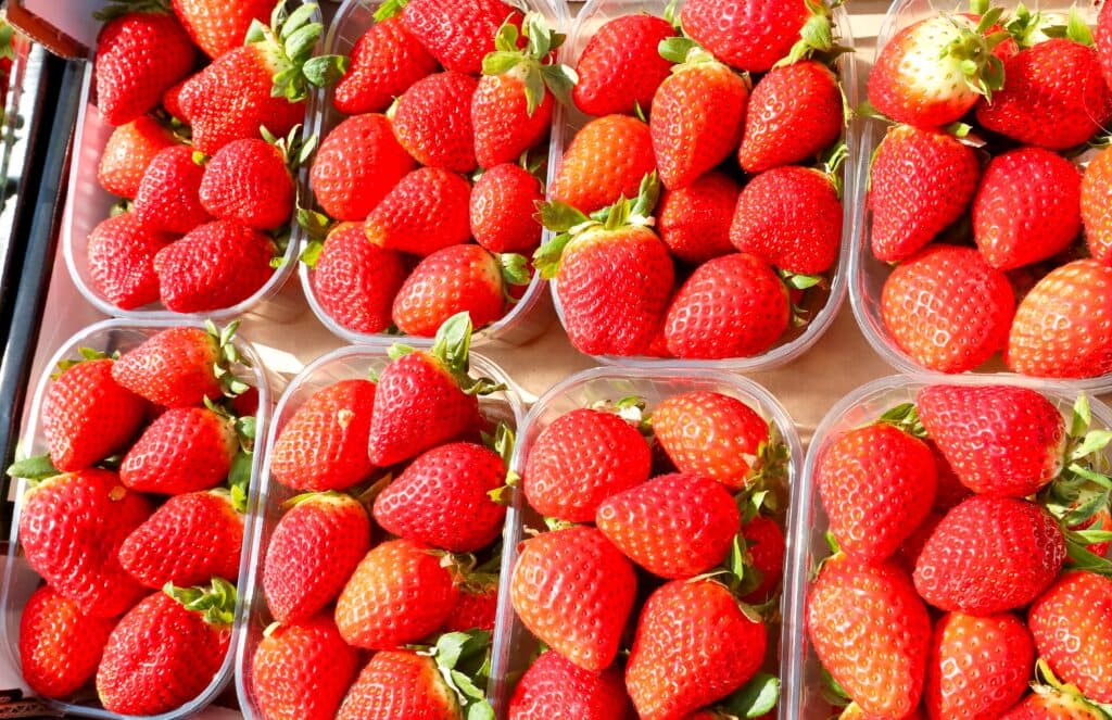 Alimentele din afara Uniunii Europene depășesc tot mai des limitele de pesticide