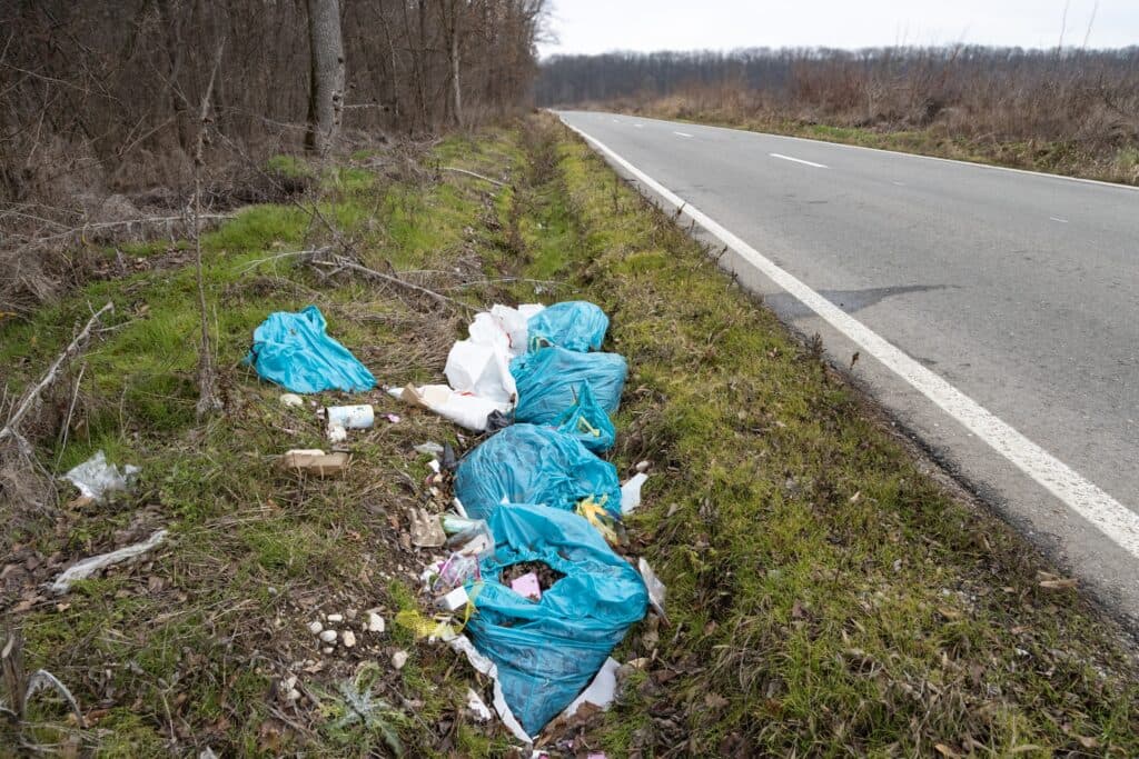 Românii nu scapă de obiceiurile proaste. Munți de gunoaie acoperă marginile drumurilor