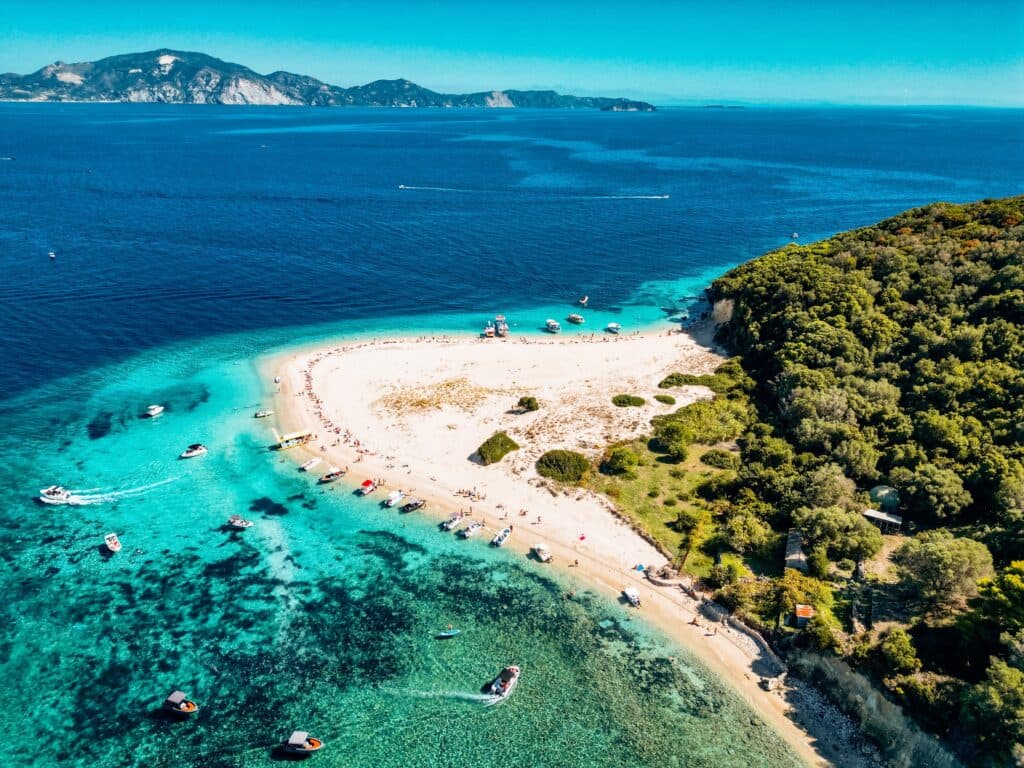 Autoritățile din Grecia interzic șezlongurile și umbrelele pe plaje