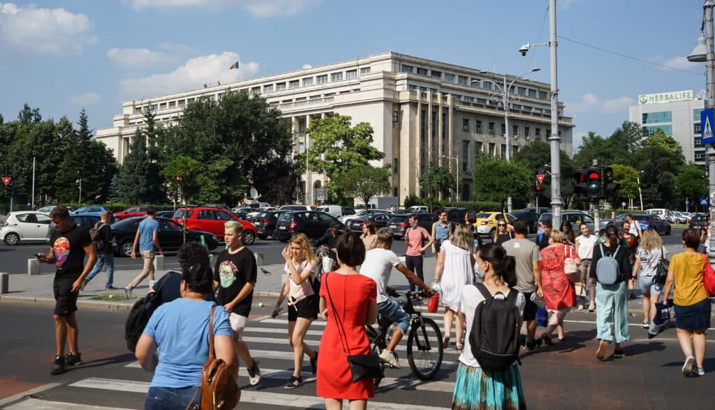 Românii lucrează mai multe ore pe săptămână decât majoritatea europenilor