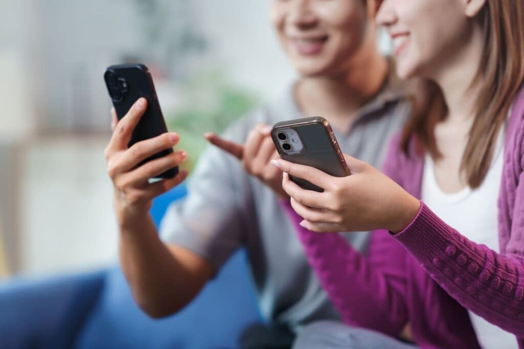 Utilizarea rețelelor de socializare a fost asociată cu o sănătate mintală mai precară la începutul adolescenței
