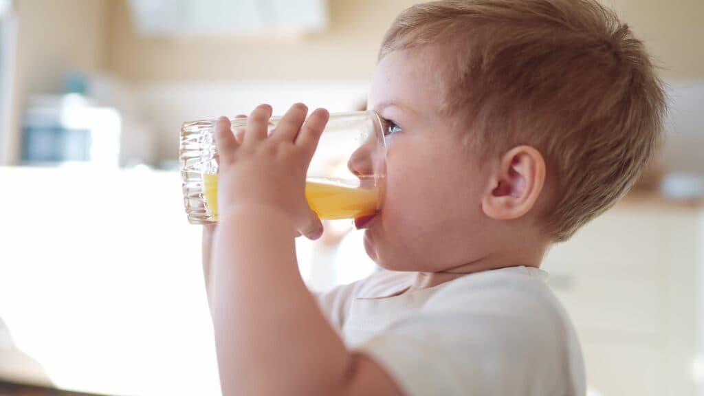 Consumul de sucuri de fructe în copilărie poate crește riscul de hipertensiune la maturitate