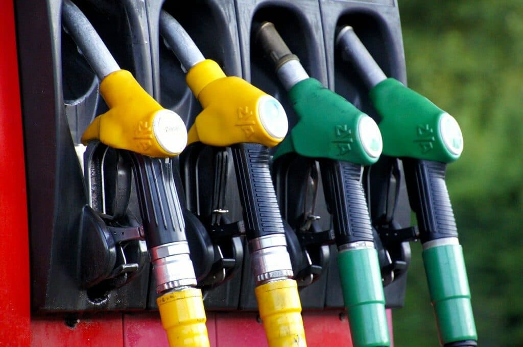 Franța pregătește noi ajutoare pentru transportatori, agricultori și marii consumatori, după scumpirea carburanților