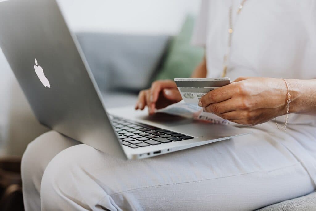 Analiză Compari.ro: Cum ar putea schimba taxa pentru coletele din afara UE sub 150 de euro cumpărăturile online