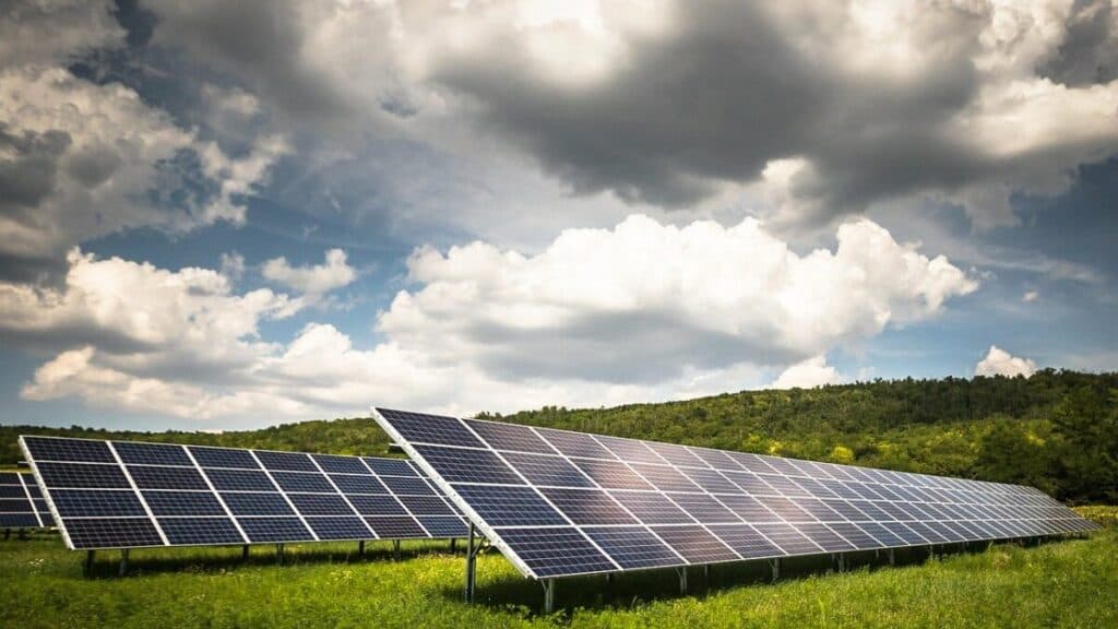 Polonezii de la R.Power primesc o finanțare de 42 de milioane de euro de la ING și UniCredit pentru patru parcuri fotovoltaice în România