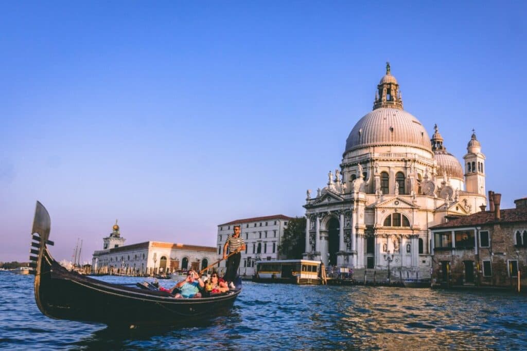 Autoritățile din Veneția vor să impună o taxă de 50 de euro pentru turiști