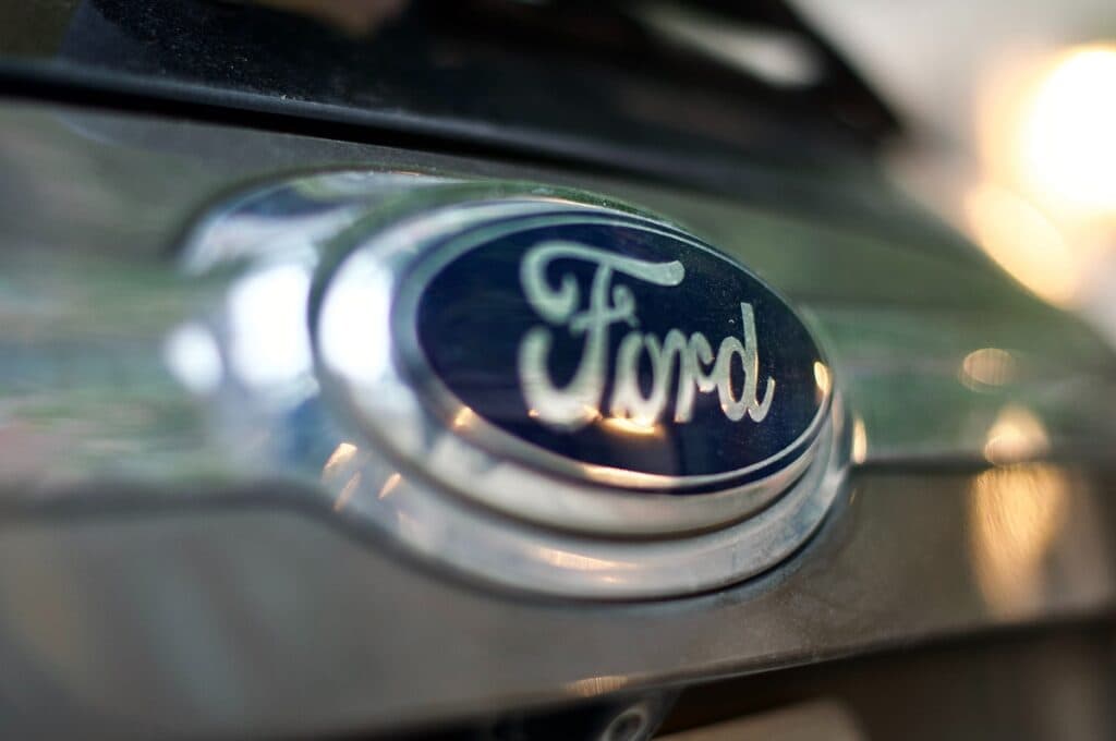 Ford a reangajat peste 300 de ingineri după ce sistemele de inteligență artificială nu au reușit să înlocuiască experiența umană în controlul calității