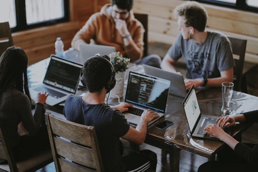 Firmele care angajează elevi și studenți pe timpul vacanței de vară primesc stimulent financiar de la stat