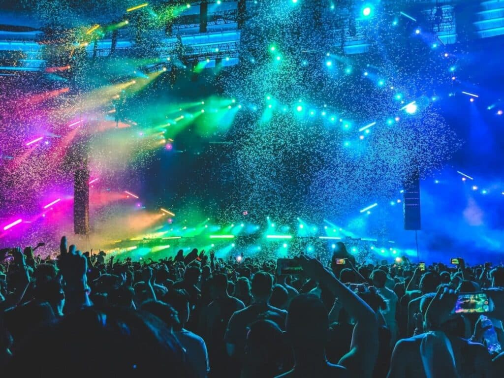 Weekend plin de evenimente în București și în țară: festivaluri, concerte rock, teatru și expoziții. Ce poți face și unde să mergi