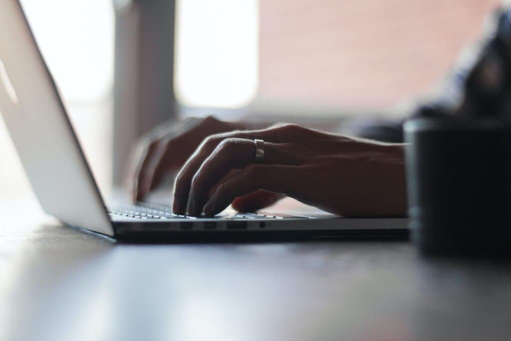 România rămâne în urma UE la digitalizarea companiilor. Doar 32% dintre firme folosesc aplicații de tip e-business, la jumătate față de media europeană