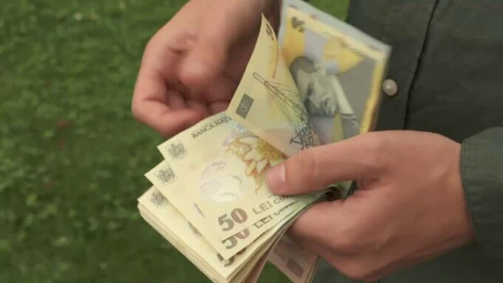 Noua lege a salarizării: Salarii de bază mai mari, sporuri incluse și reguli noi pentru doctorat
