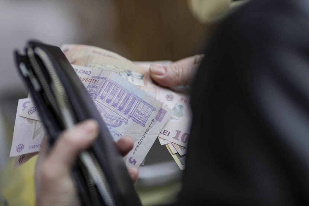 Salariul mediu din România se apropie de 6000 de lei, dar puterea de cumpărare a scăzut față de anul trecut