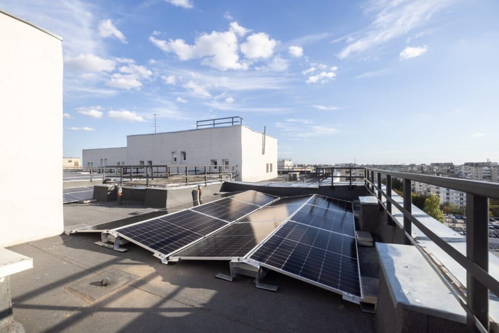 Peste un sfert dintre români vor să instaleze panouri fotovoltaice în următorul an, pe fondul interesului tot mai mare pentru reducerea consumului de energie și a facturilor