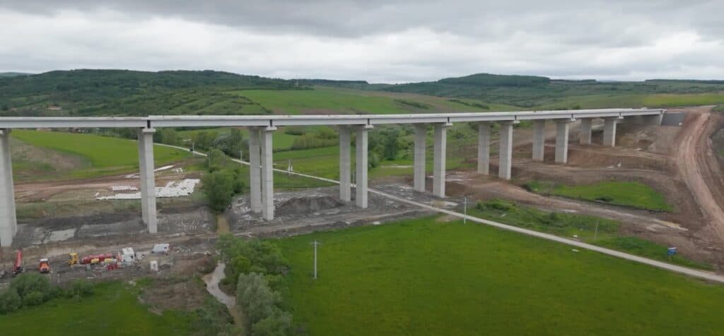 VIDEO | Șantier de 1 miliard de lei pe Autostrada Transilvania: Lotul Nădășelu – Mihăiești este gata în proporție de 68%. Se montează ultimele grinzi pe viaducte