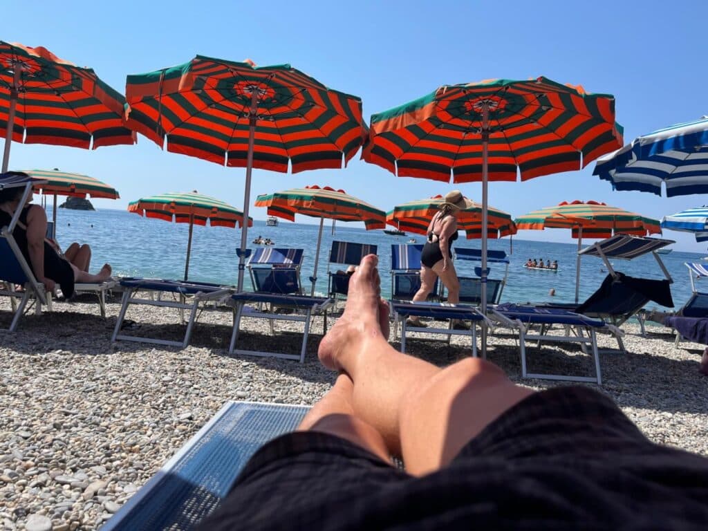 Restricții controversate pe o plajă din Sardinia. Umbrele interzise și o taxă de 10 euro: „O zi la plajă și 20 de ore la urgențe pentru arsuri”