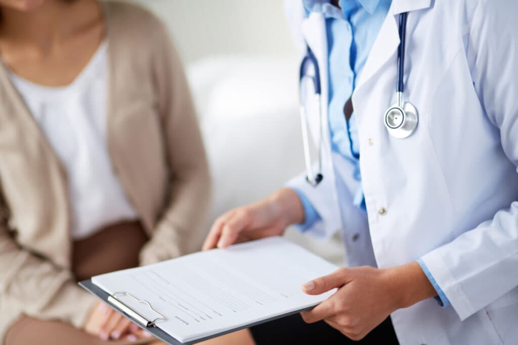 Studiu MEDIjobs: 7 din 10 medici ar accepta să lucreze în provincie dacă primesc 15.000–25.000 lei net, locuință plătită de angajator și sprijin pentru familie