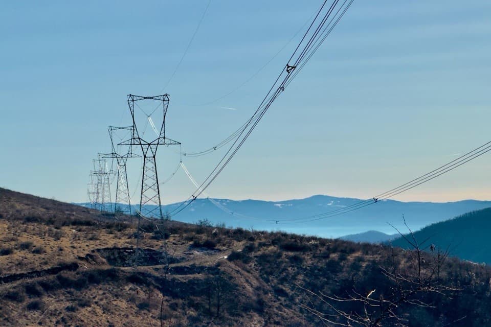 Alertă: Importuri de energie de 3.100 MW. România este foarte aproape de capacitatea maximă a reţelei