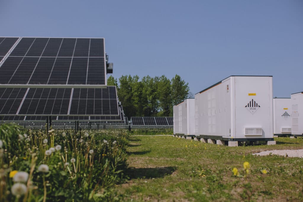 Producătorii chinezi de echipamente fotovoltaice își mută focusul spre baterii, pe măsură ce piața panourilor încetinește