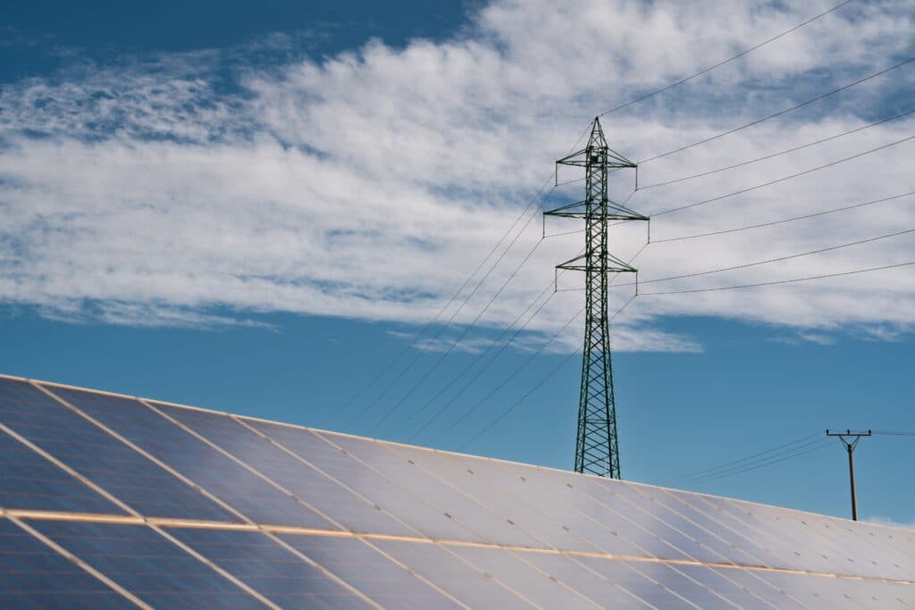 Gigantul solar chinez LONGi și austriecii de la Enery lansează în România un parteneriat pentru proiecte solare și de stocare de 1,5 GW. La Ogrezeni începe construcția unuia dintre cele mai mari proiecte hibride din Europa