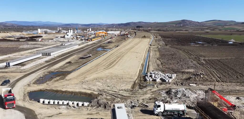 VIDEO | Autostrada Unirii A8. Secțiunea Târgu Mureș – Miercurea Nirajului, realizată 50%: A început așternerea primului strat de asfalt