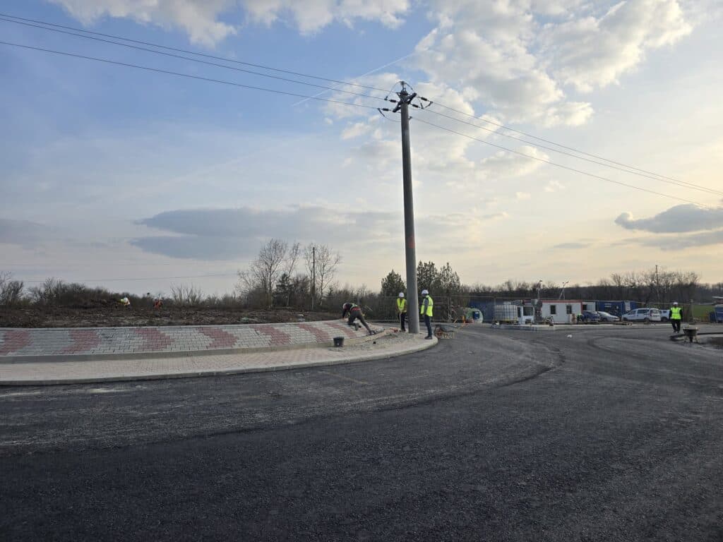 VIDEO | Centura Brănești, aproape de finalizare. Antreprenorul așterne ultimul strat de asfalt pe ultimul tronson al lucrării, anunță un secretar de stat