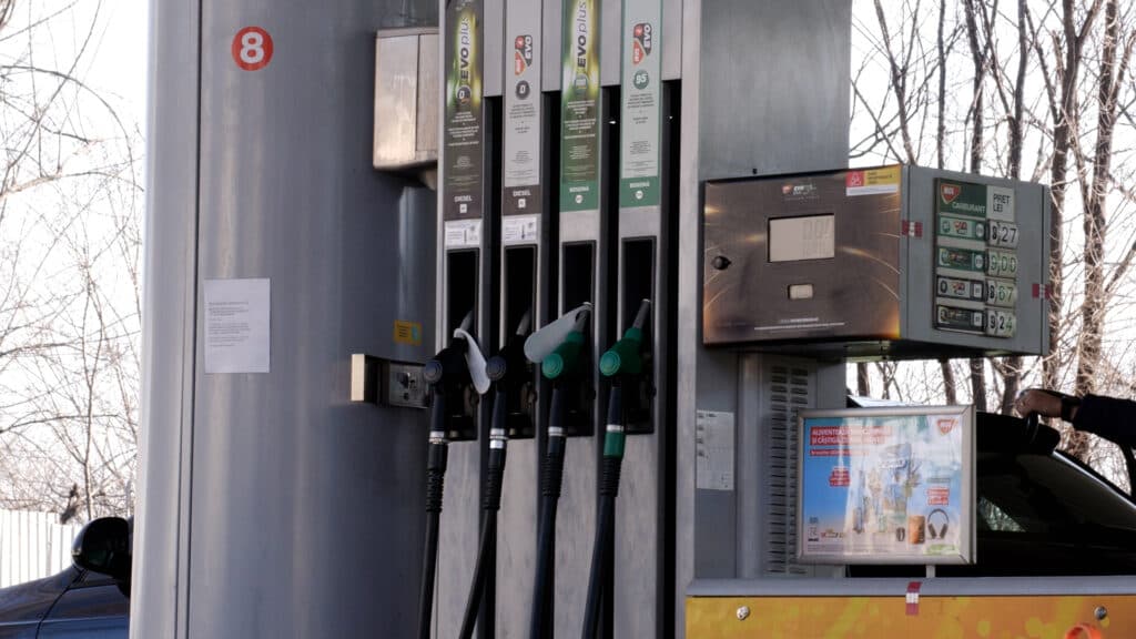 Aproape toți marii benzinari au aceleași prețuri, după ce Petrom și OMV au dat vineri startul majorărilor