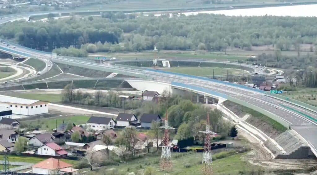 VIDEO | Autostrada Sibiu – Pitești: Lucrările pe lotul 4 au ajuns la 93,5% progres fizic, mobilizare cu 450 persoane și 152 utilaje pe șantier / Din august se va deschide circulația
