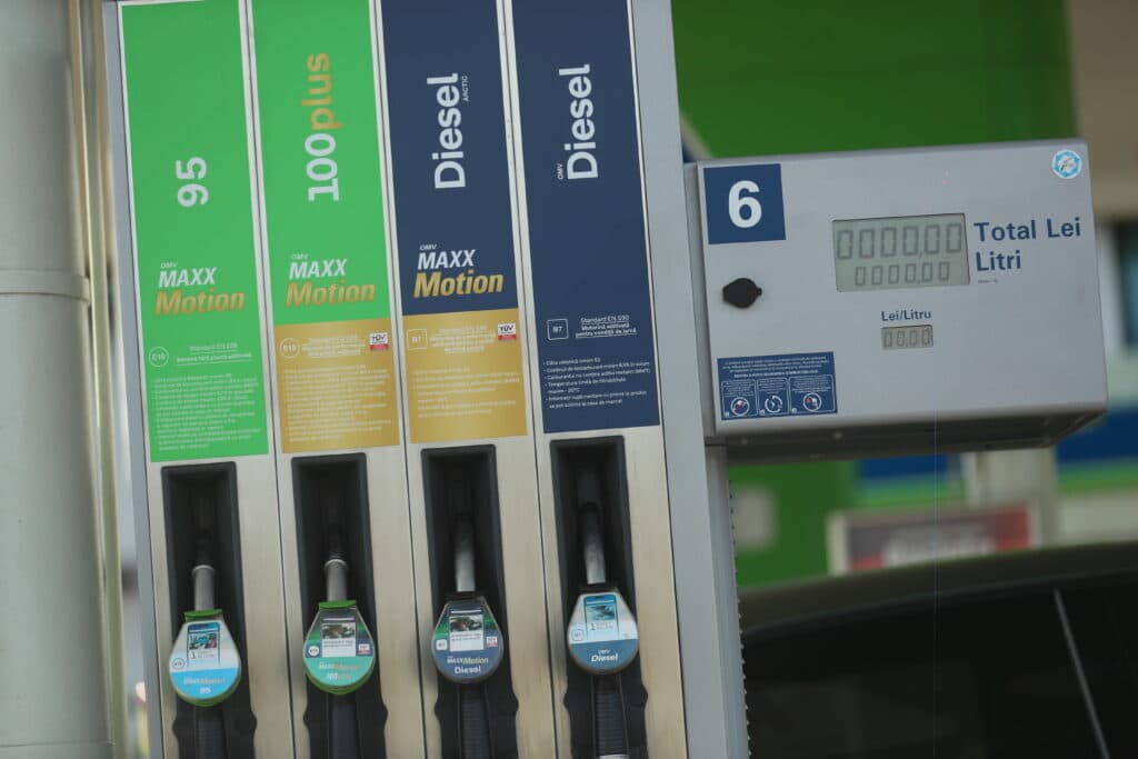 Petrom și OMV au continuat ieftinirile masive și marți / Socar, Lukoil și MOL au aplicat reduceri de până la 21 de bani pe litru / Care sunt noile prețuri în benzinării
