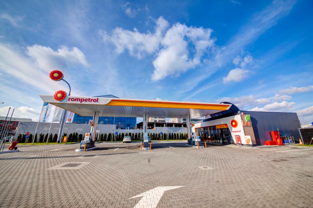 Ieftiniri în lanț la benzinăriile din România. Benzina scade sub pragul de 9 lei la majoritatea marilor rețele
