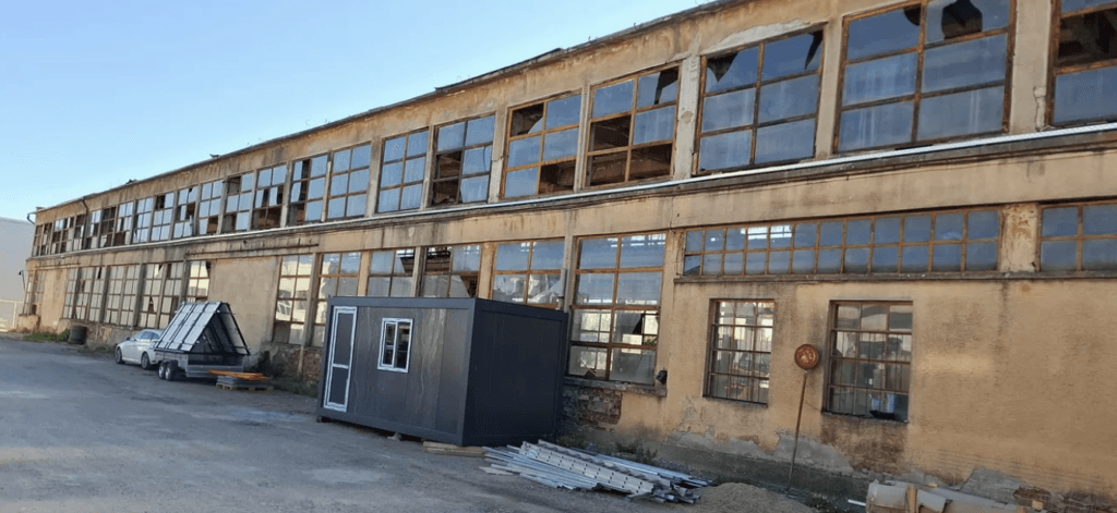 Cum a ajuns Uzina Mecanică Orăştie un simbol al declinului industriei de stat. G4Media: De la mii de angajaţi la copaci crescuți printre hale părăsite