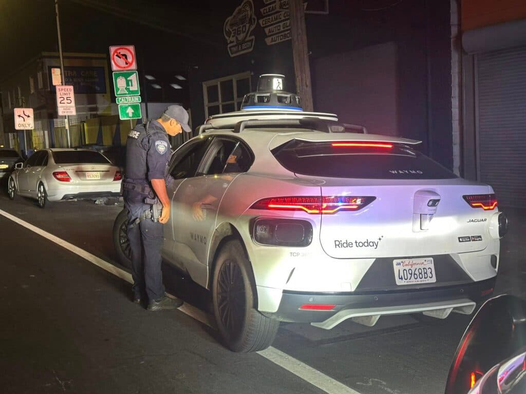 Poliția din statul american California poate acum să amendeze mașinile fără șofer care încalcă regulile