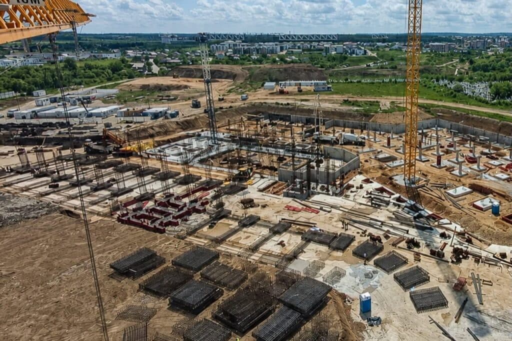 FOTO | Noi imagini de pe șantierul stadionului „Nicolae Dobrin” din Pitești. Lucrările avansează la arena care va funcționa exclusiv cu energie verde