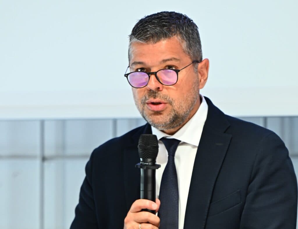 Georgios Stassis, PPC: Mai multe regenerabile înseamnă prețuri mai mici la energie. Europa trebuie să rezolve urgent problema interconectărilor din Est – CORESPONDENȚĂ Eurelectric Power Summit 2026