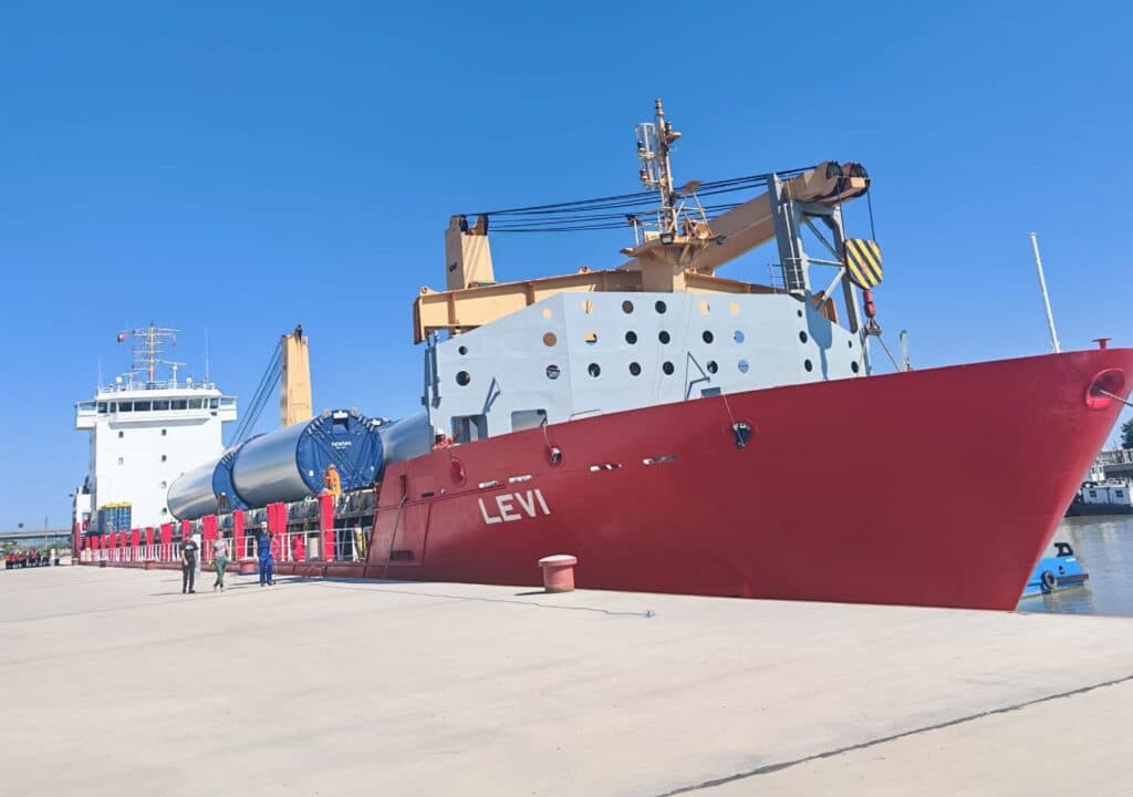 FOTO-VIDEO | Premieră la Galați, după aproape 4 decenii: Prima navă maritimă a acostat în Portul Bazinul Nou, cu echipamente pentru parcul eolian de la Frumușița