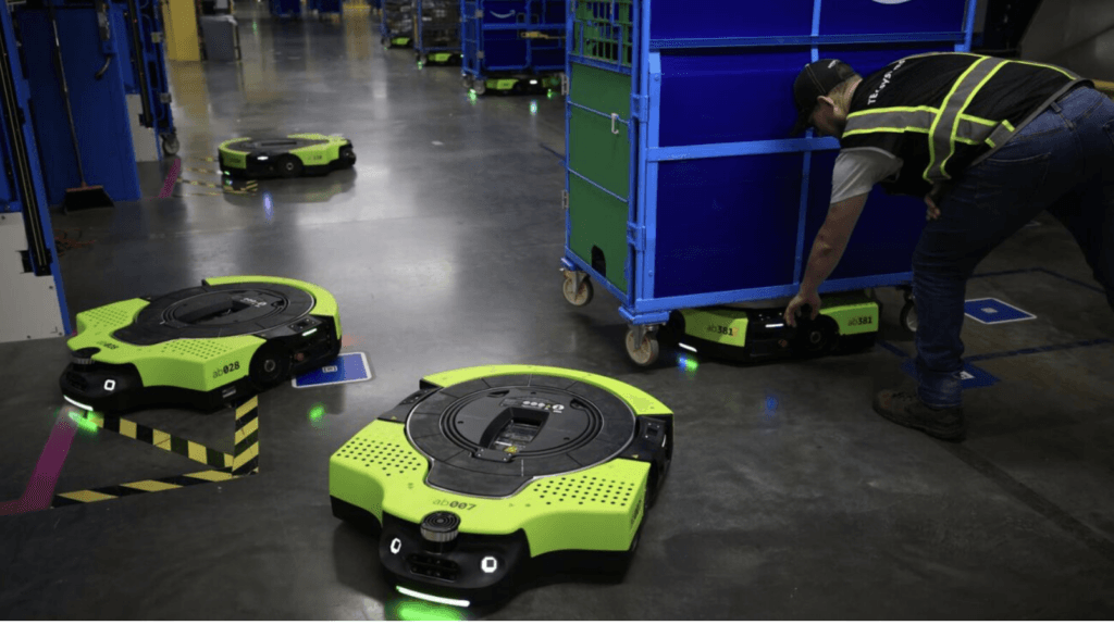 Cum arată viitorul în retail? Amazon și-a prezentat în Europa cel mai nou robot pentru depozite, în timp ce giganții din domeniu continuă concedierile