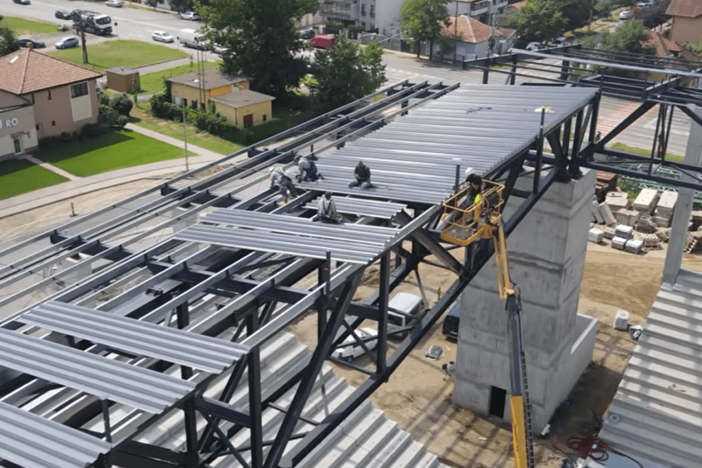 FOTO VIDEO | Nici nu a fost montat complet acoperișul, iar la stadionul „Eroii Timișoarei” a apărut deja o fisură la un stâlp
