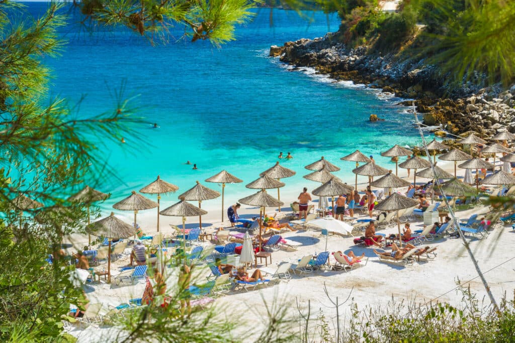 Vacanță în Grecia: Cât costă să alimentezi cu 10 km înainte de feribotul spre Thassos / Benzina este mai scumpă decât în România, motorina mai ieftină