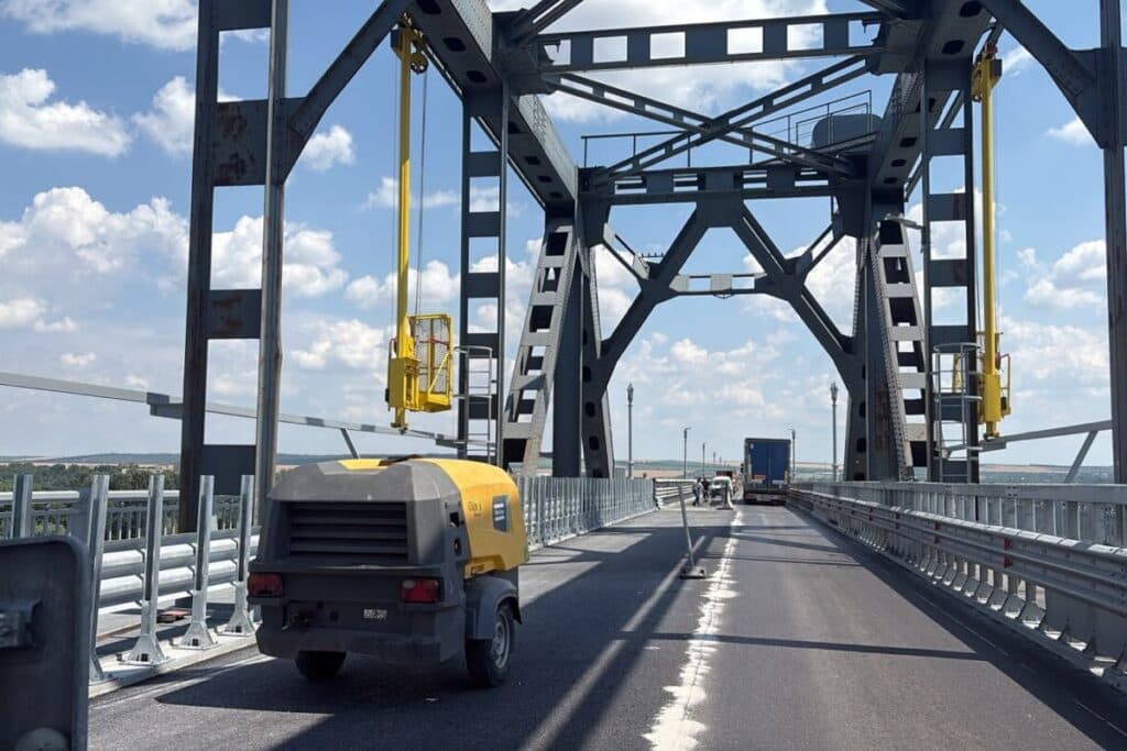 FOTO | Plată online la taxa de pod Giurgiu-Ruse, dar cozi în continuare după barieră. Șoferii așteaptă peste 20 de minute înainte de intrarea pe pod