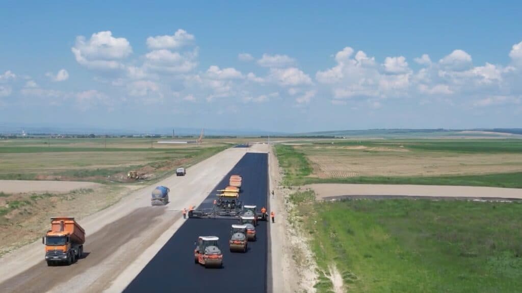 VIDEO | Autostrada Moldovei A7 Bacău – Pașcani. Cele mai noi imagini de pe lotul 3 din zona Mircești / Care este stadiul lucrărilor, potrivit datelor DRDP Iași